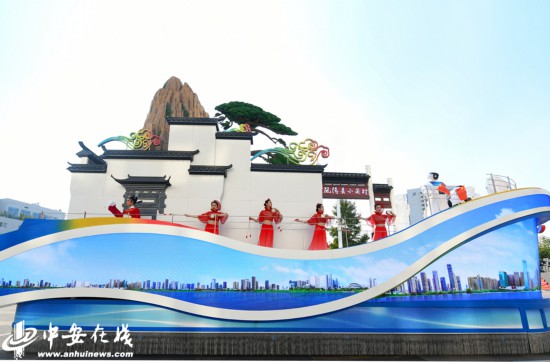 “美好安徽”彩车：展现多姿多彩的徽风皖韵，奏响争当改革先锋的时代强音